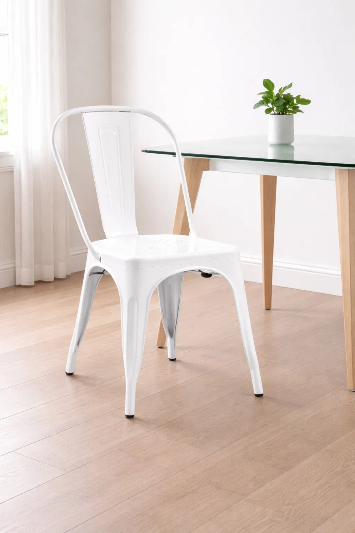 Modern White Metal Chair Ð Stylish, Durable Dining Chair