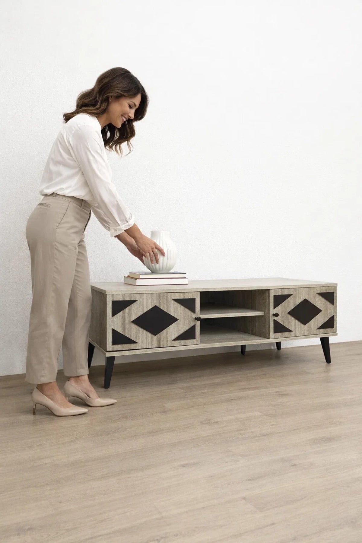 Stylish Beige Media Console 160cm TV Stand with Storage Geometric Design Living Room Furniture