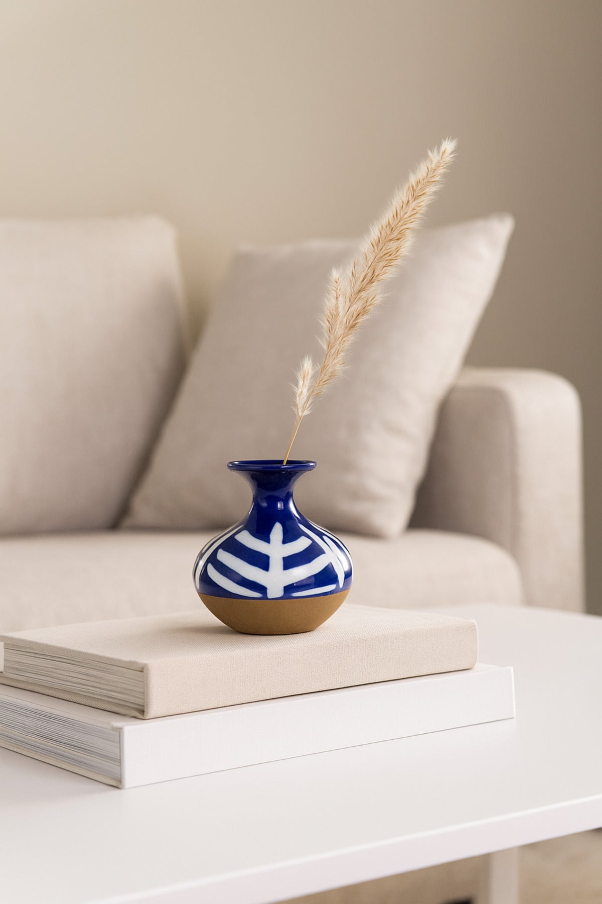 Dark Blue and White Ceramic Vase Ð Elegant Round Artistic Decorative Piece