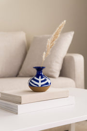 Dark Blue and White Ceramic Vase Ð Elegant Round Artistic Decorative Piece