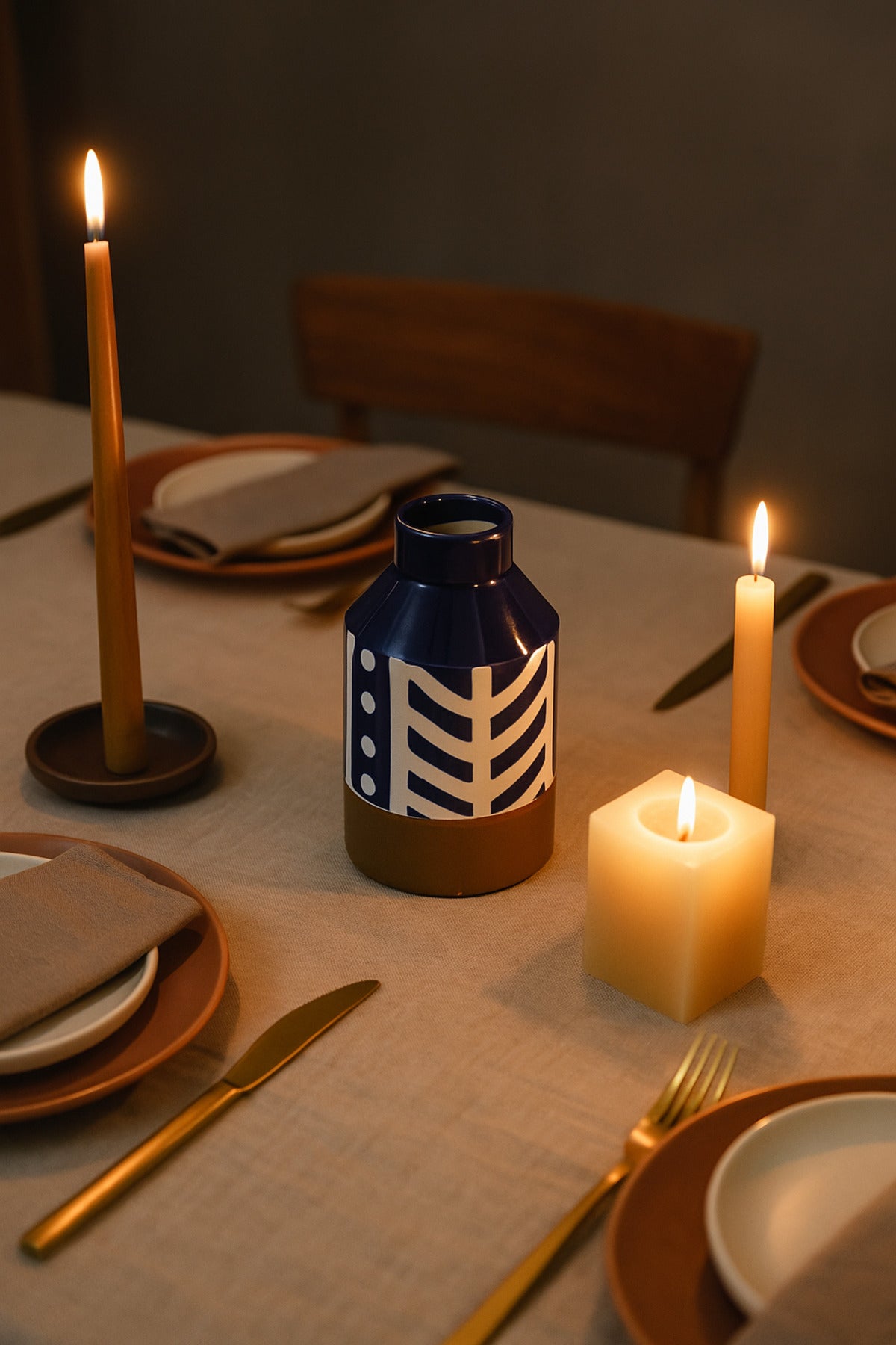 Dark Blue and White Ceramic Vase Ð Modern Geometric Decorative Piece