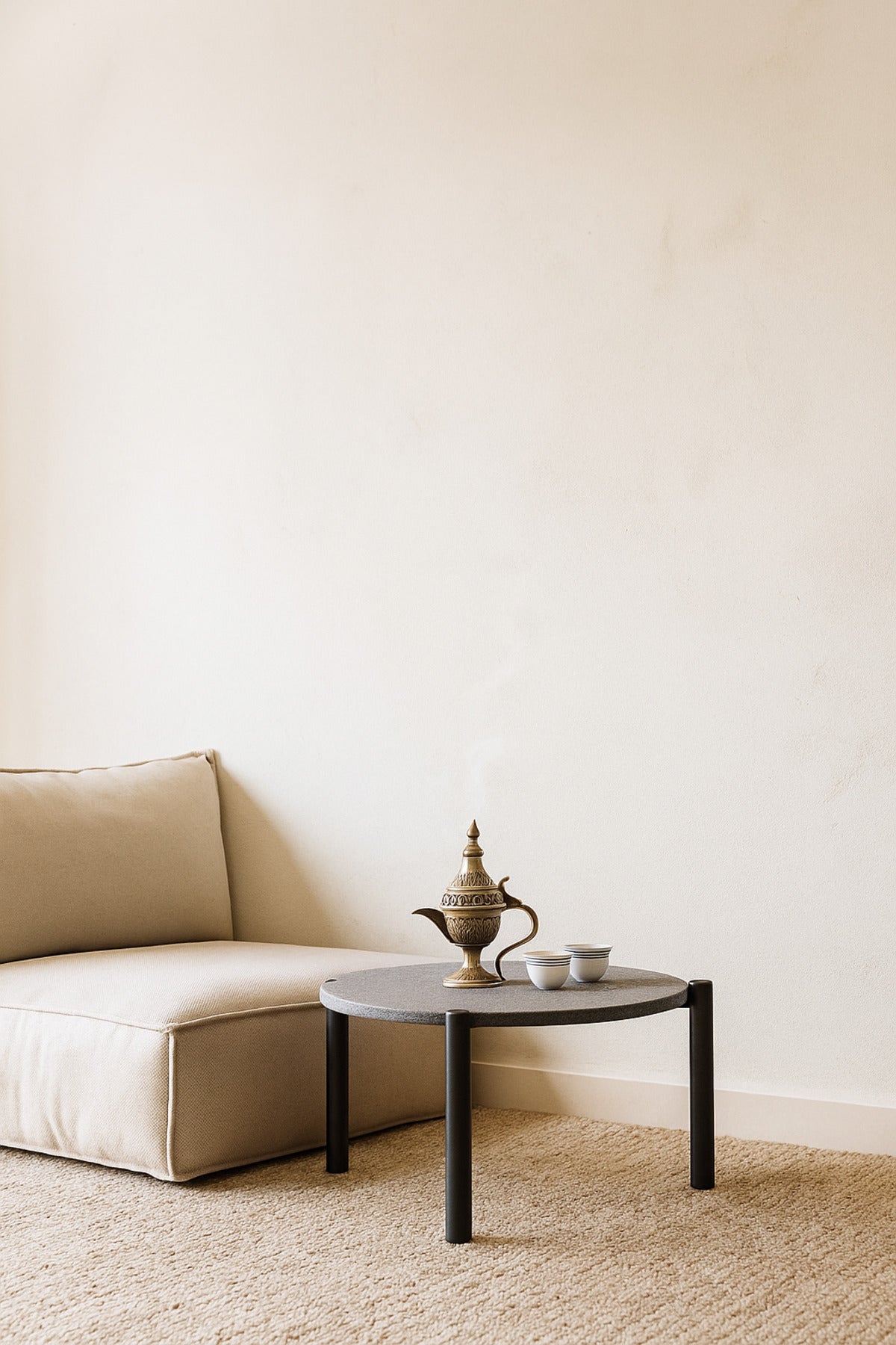Compact Round Accent Table in Gray with Black Metal Legs Ð Modern Minimalist Coffee Table 35_25 cm