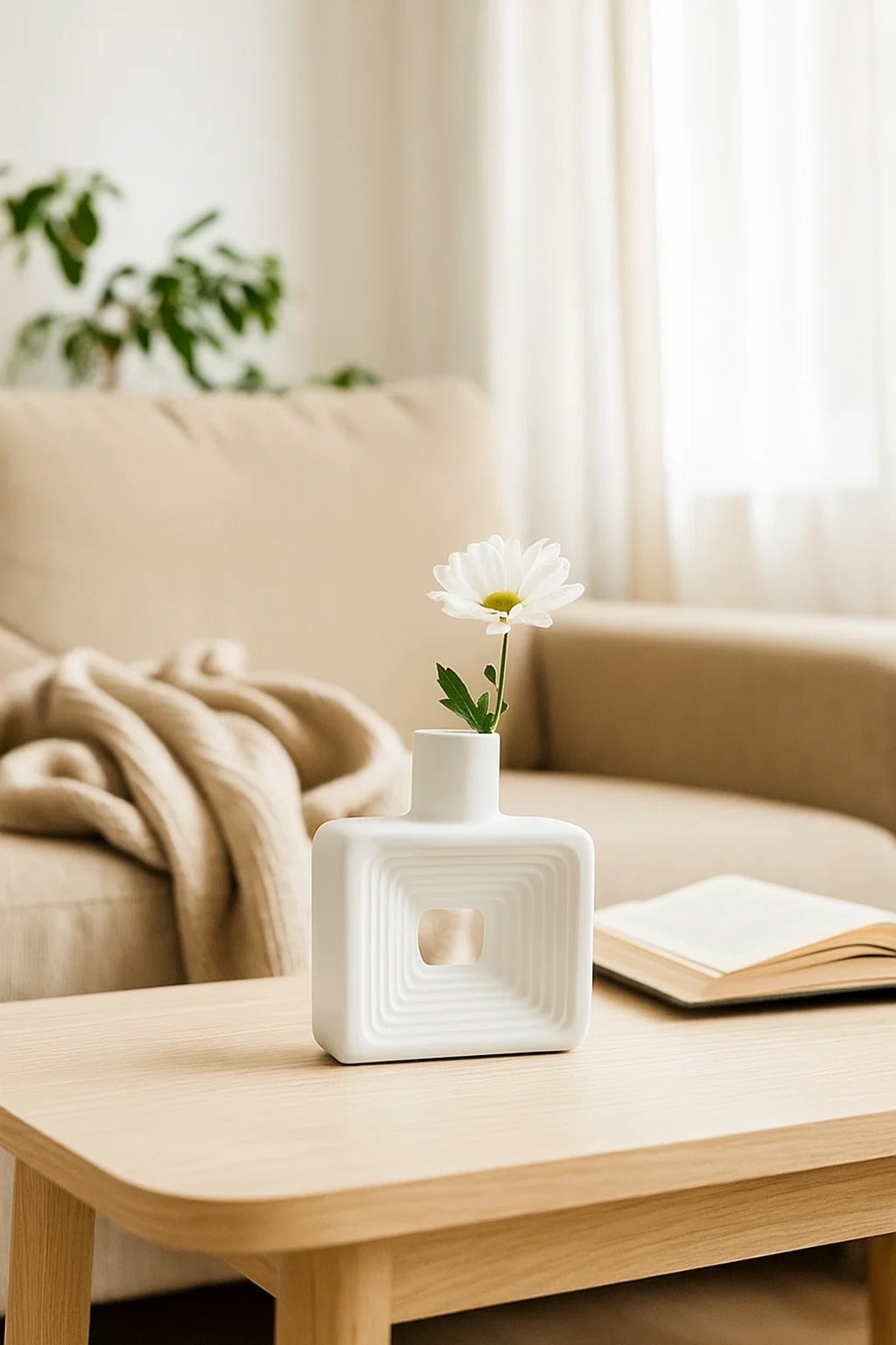White Geometric Ceramic Vase Ð Modern Minimalist Decorative Flower Pot for Home and Office