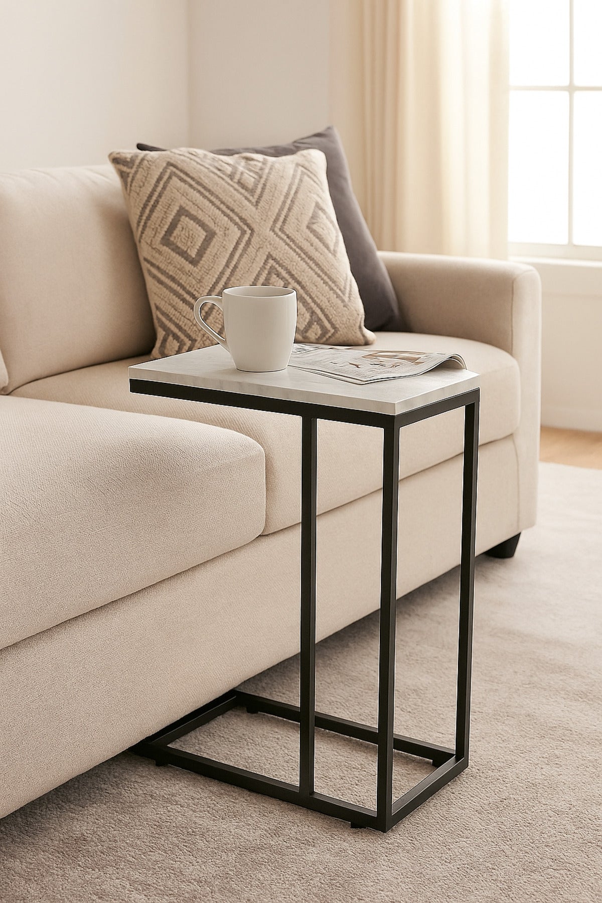 Slim C-Shaped Side Table with Black Metal Frame Ð Modern Sofa Snack Table for Living Room