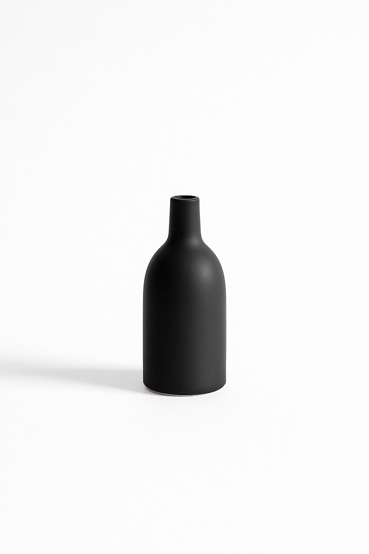 Black Ceramic Bottle Vase Ð Minimalist Narrow-Neck Decorative Vase