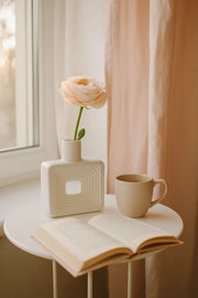White Geometric Ceramic Vase Ð Modern Minimalist Decorative Flower Pot for Home and Office