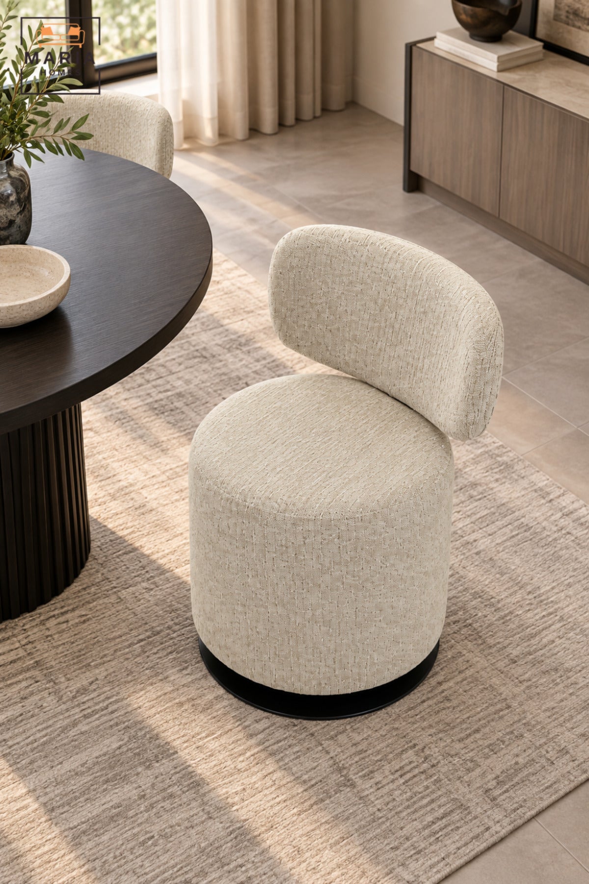 Modern 360° Swivel Arm Chair | Beige Upholstered Accent Chair with Curved Backrest, Padded Seat and Black Round Base for Living Room & Bedroom