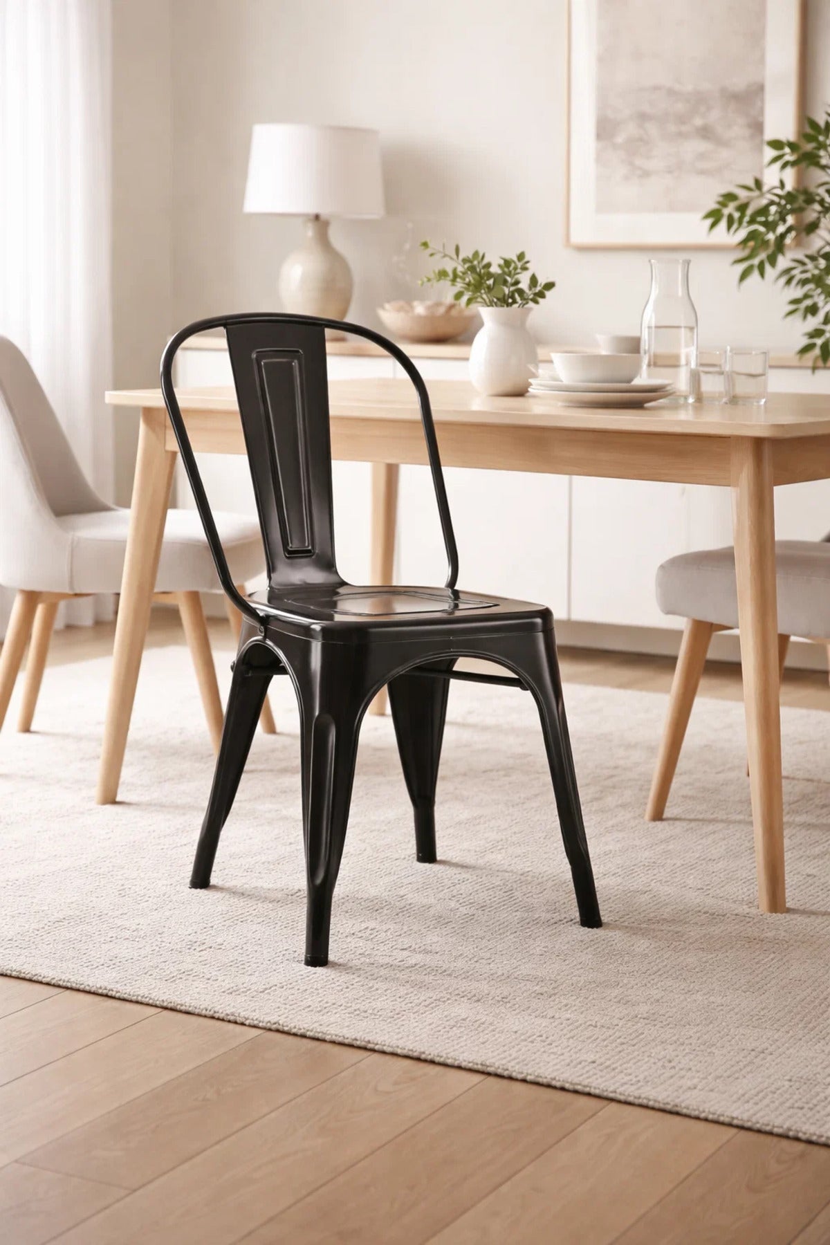 Modern Black Metal Chair Ð Stylish and Durable Dining Chair