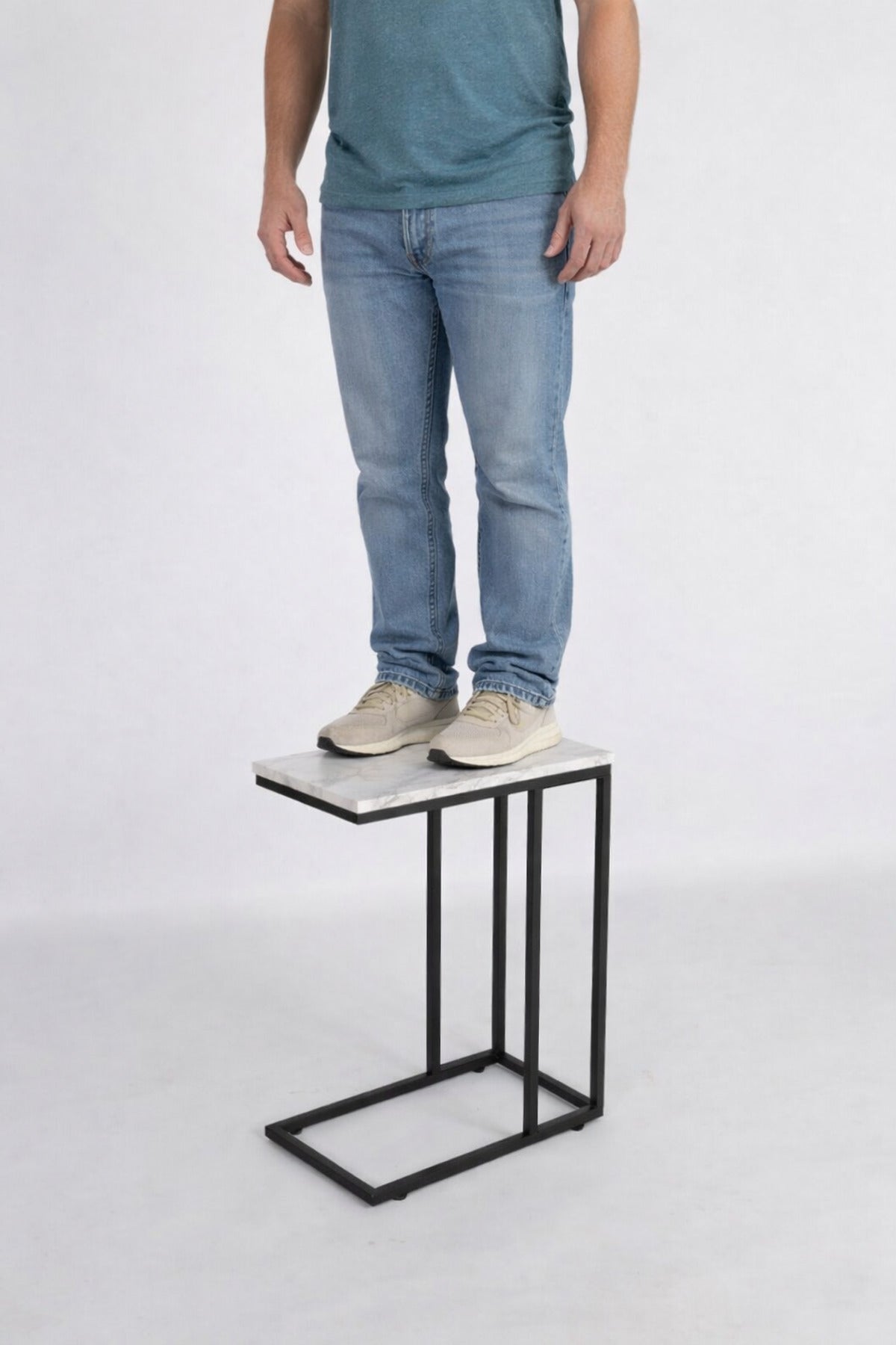 Slim C-Shaped Side Table with Black Metal Frame Ð Modern Sofa Snack Table for Living Room