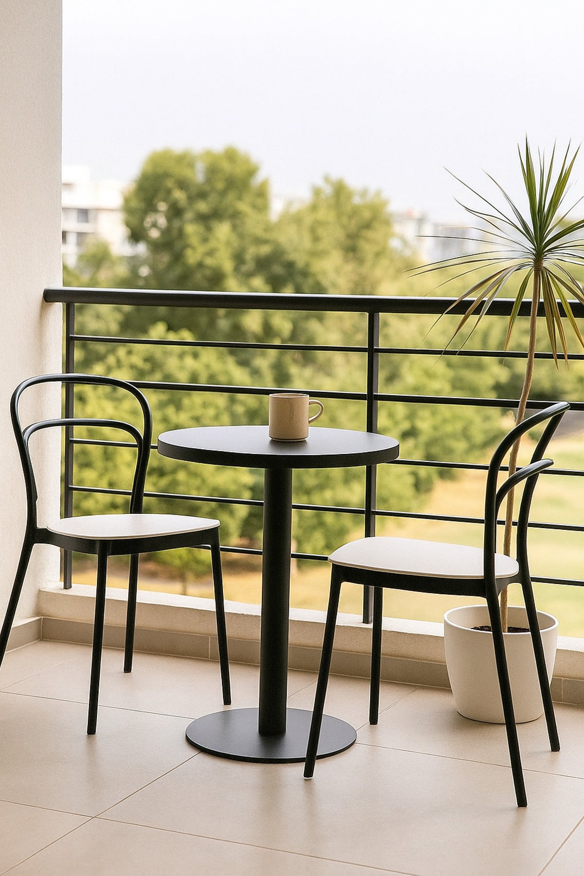 Round Metal Coffee Table Ð Black Modern Minimalist Table for Living Room or CafŽ