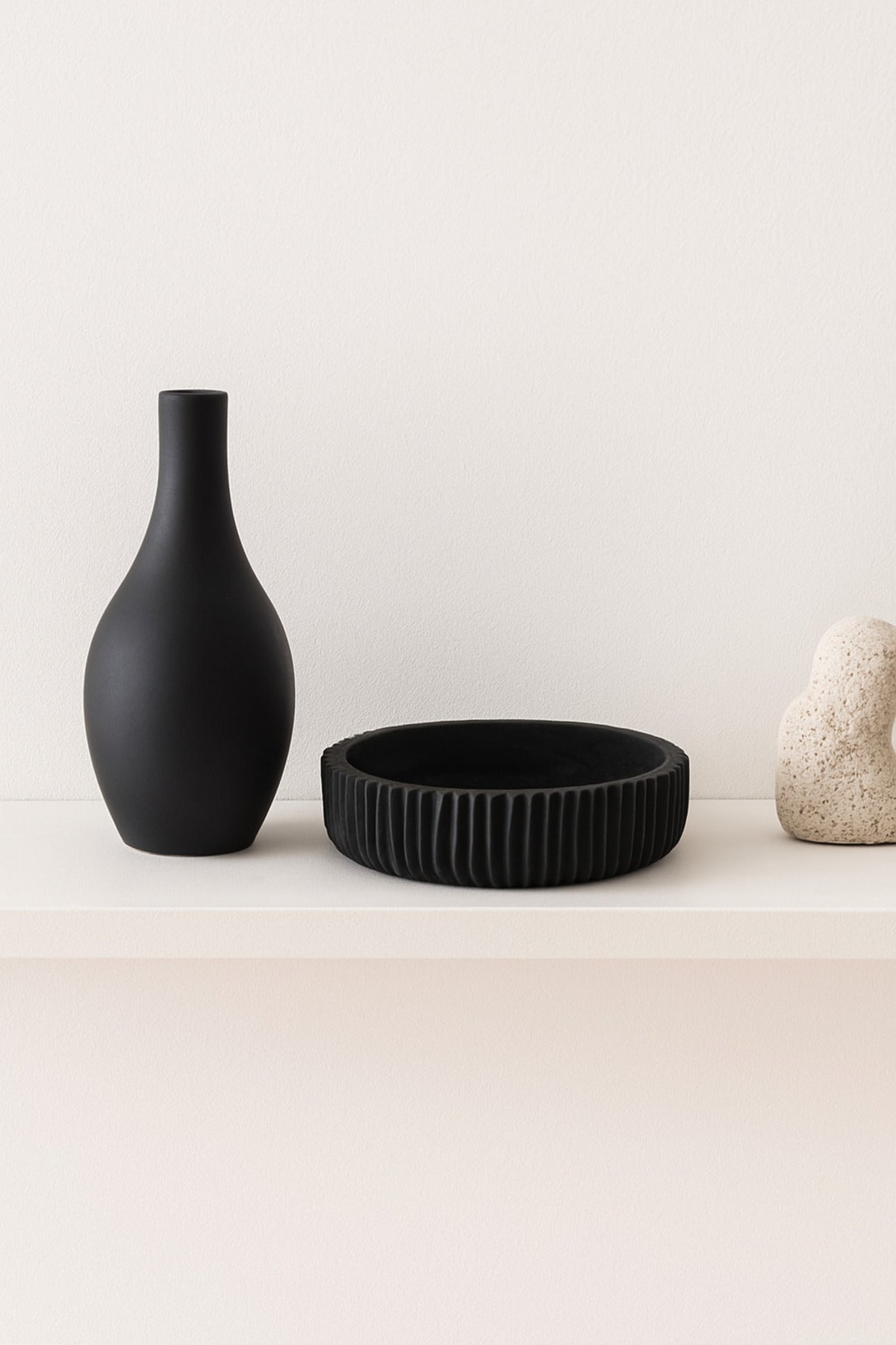 Black Wooden Ribbed Decorative Bowl Ð Modern Table Centerpiece
