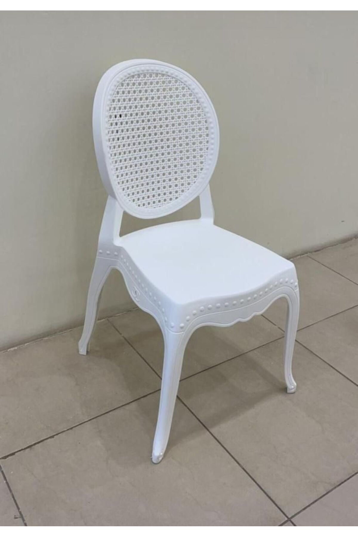 Vintage White Plastic Dining Chair Ð Elegant Plastic Chair for Indoor and Outdoor Use