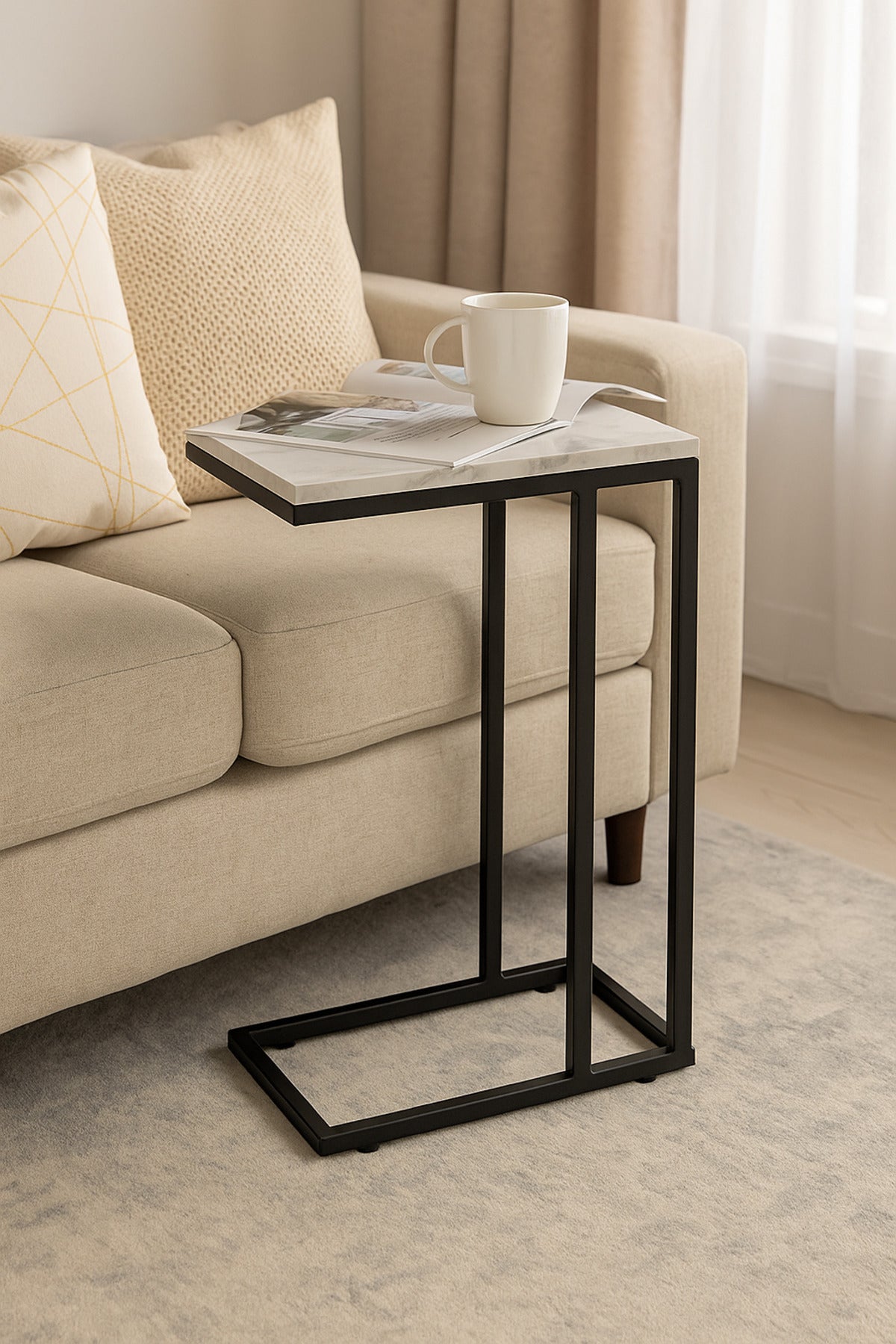 Slim C-Shaped Side Table with Black Metal Frame Ð Modern Sofa Snack Table for Living Room