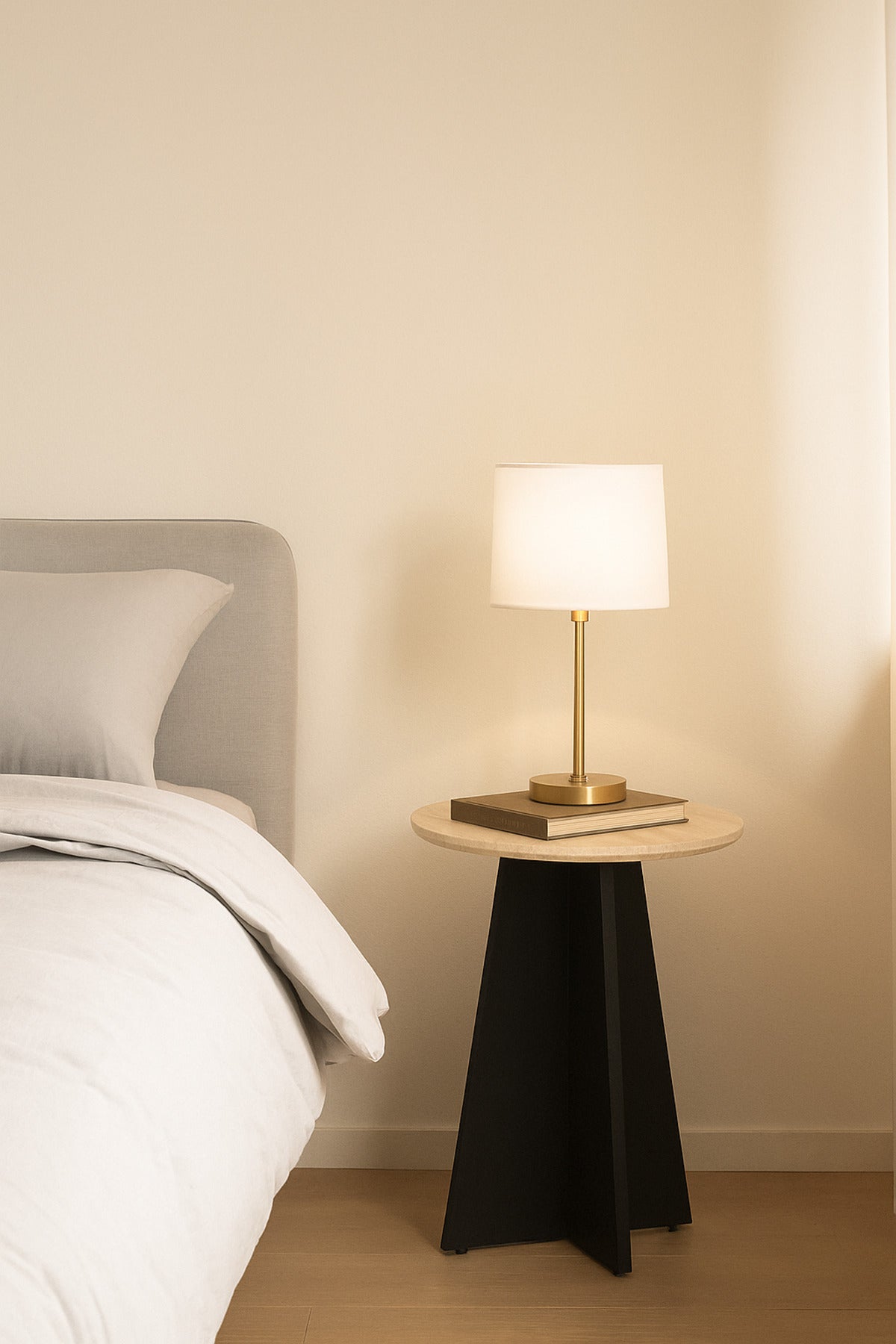 Round Marble Top Side Table with Black Wooden Base Ð Modern Accent Table for Living Room 45_55 cm