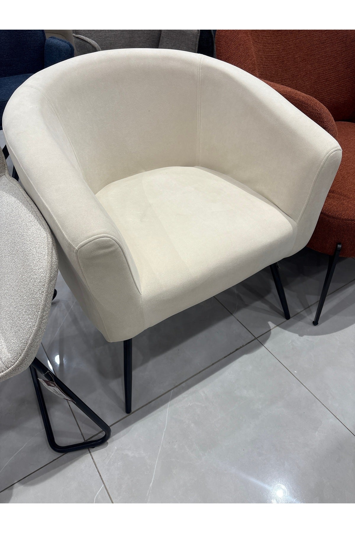 Ivory Curved Arm Lounge Chair Ð Modern Upholstered Accent Chair with Black Legs for Home or Office