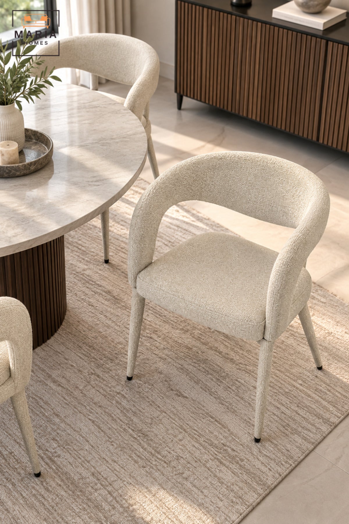 Modern Beige Upholstered Dining Chair with Curved Open Backrest, Padded Seat and Contemporary Design for Dining Room, Kitchen, Café & Restaurant