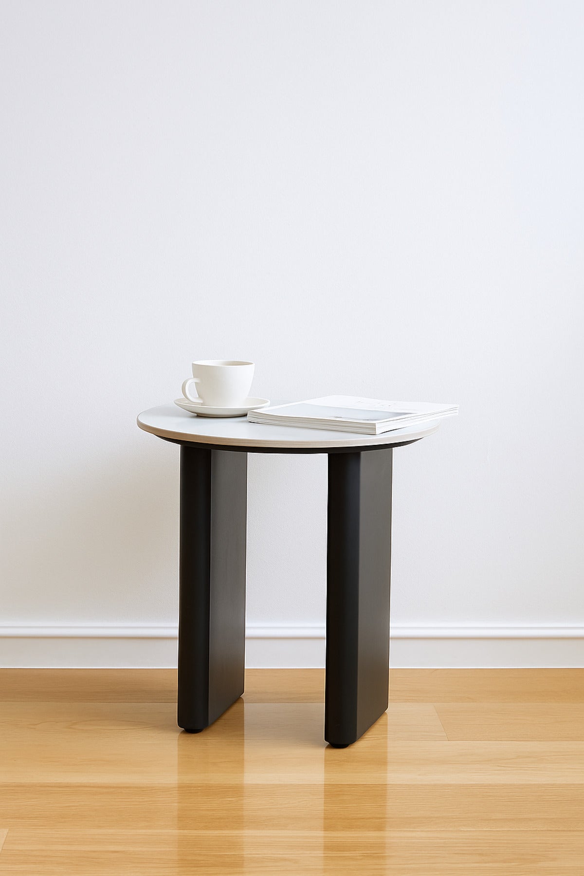 Round White Marble Side Table with Black Base Ð Modern Accent Table for Living Room 45_57 cm