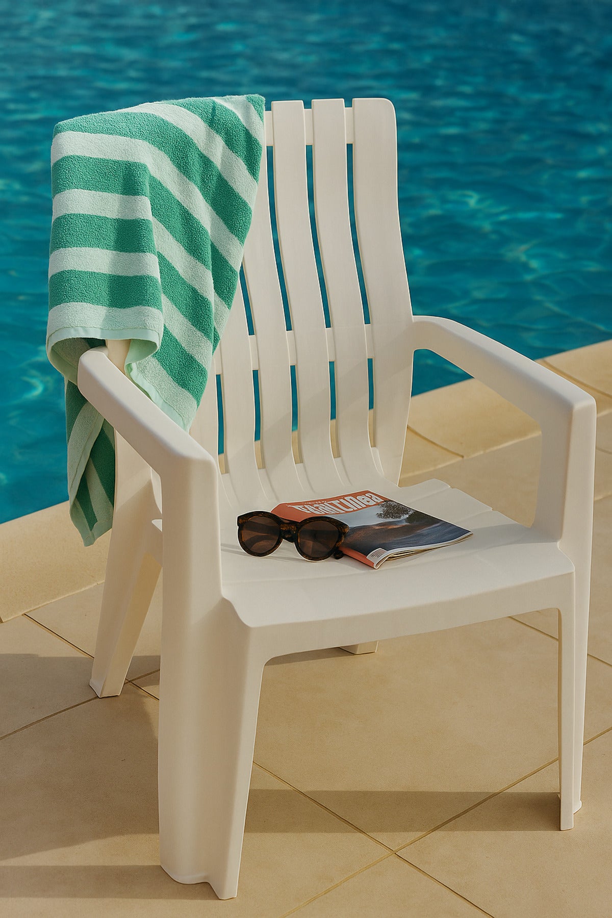 White Plastic Arm Chair Ð Stackable Durable Garden & Patio Chair for Indoor & Outdoor