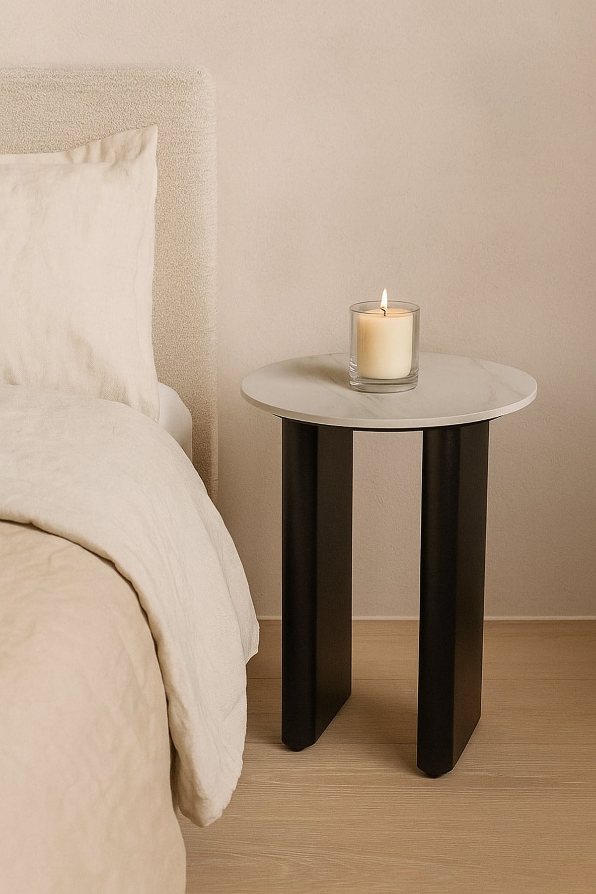 Round White Marble Side Table with Black Base Ð Modern Accent Table for Living Room 45_57 cm