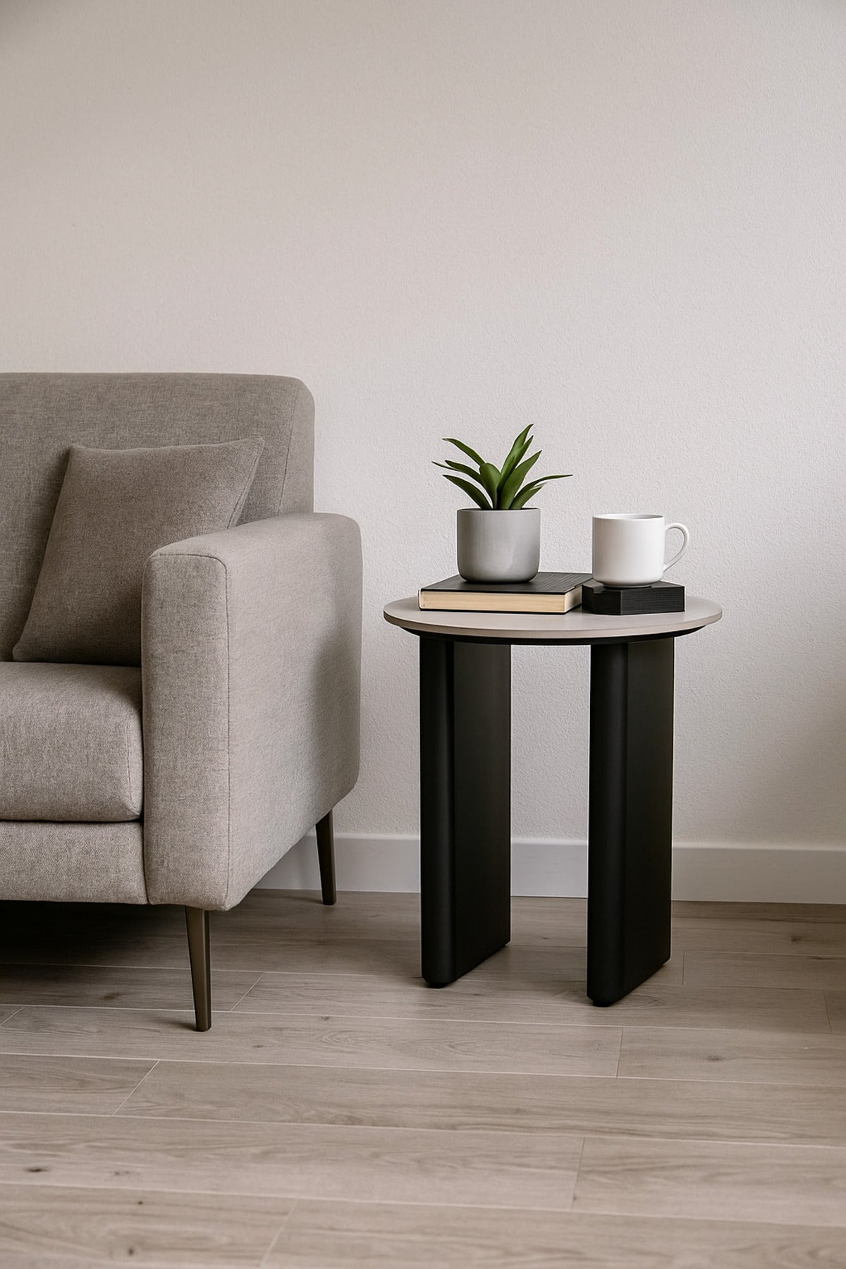 Round White Marble Side Table with Black Base Ð Modern Accent Table for Living Room 45_57 cm