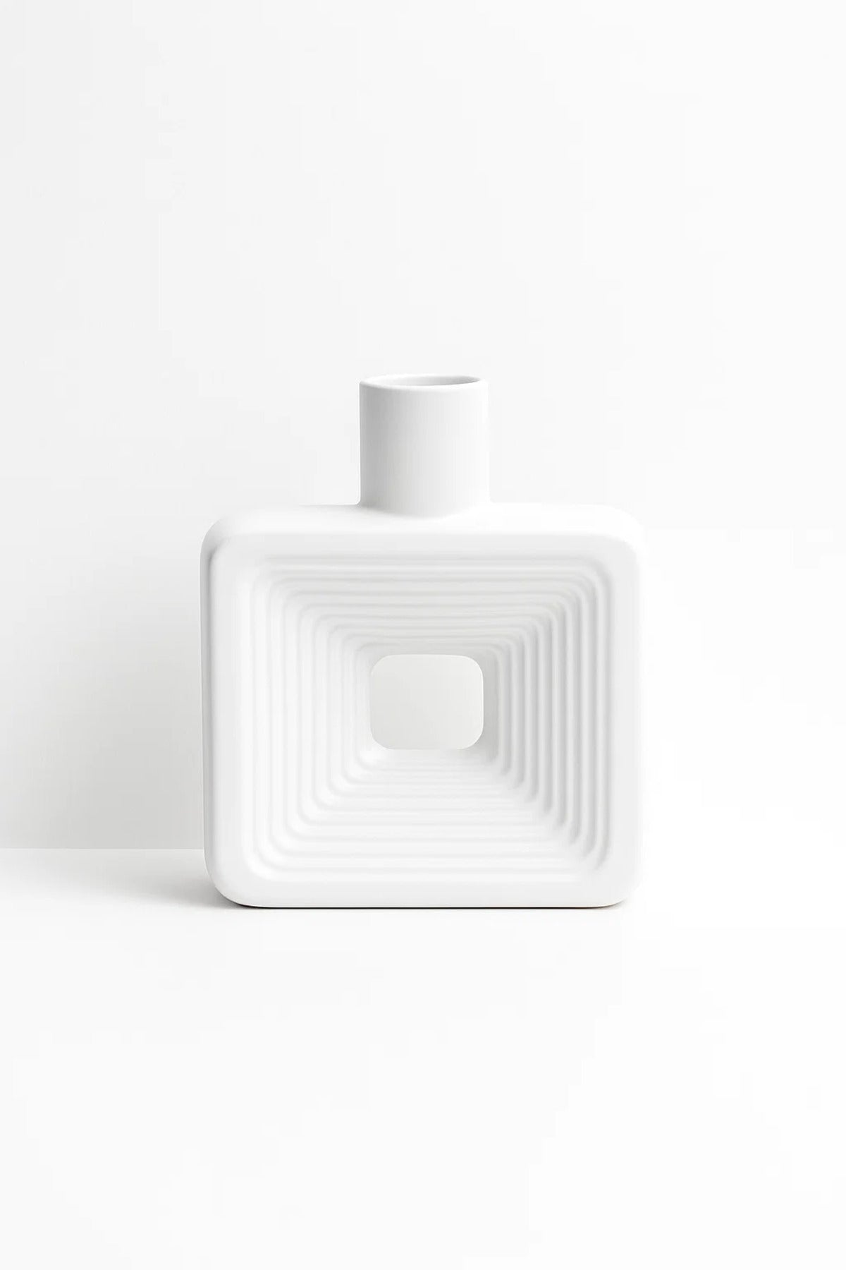 White Geometric Ceramic Vase Ð Modern Minimalist Decorative Flower Pot for Home and Office