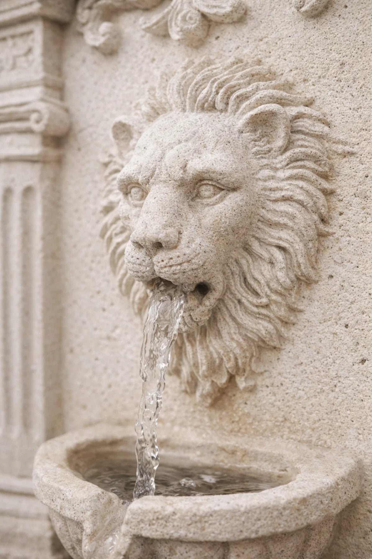 Classic Ivory Lion Head Decorative Water Fountain Indoor Outdoor Garden Feature 78x43 cm