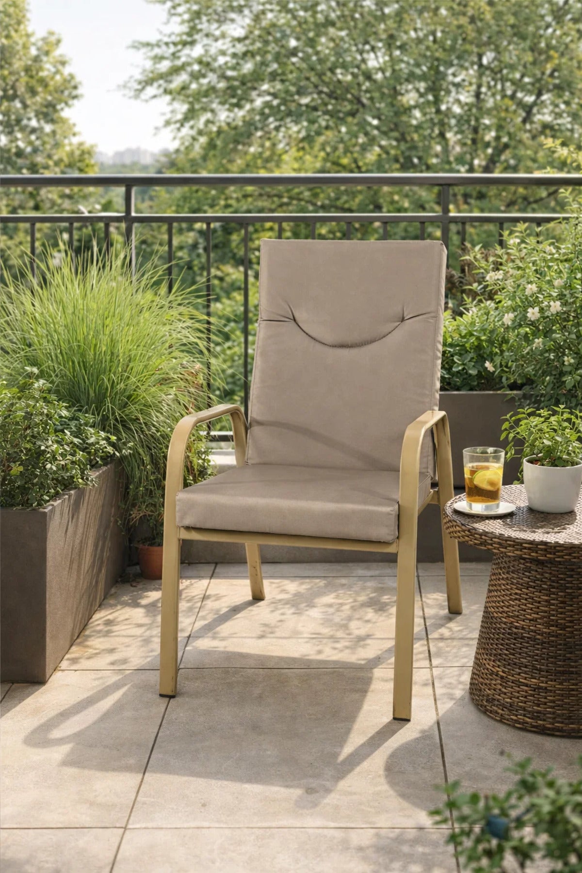 Beige Lounge Chair with Cushioned Seat √ê Comfortable and Stylish Seating